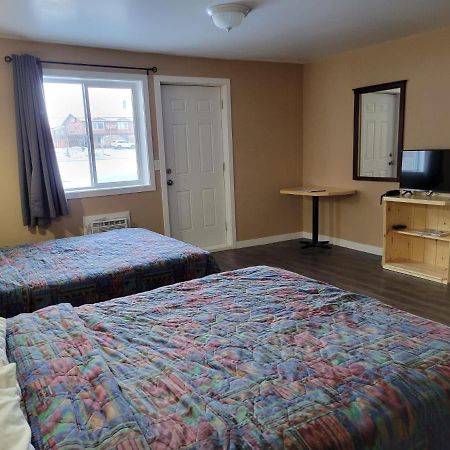 Lakewood Inn 100 Mile House Zewnętrze zdjęcie