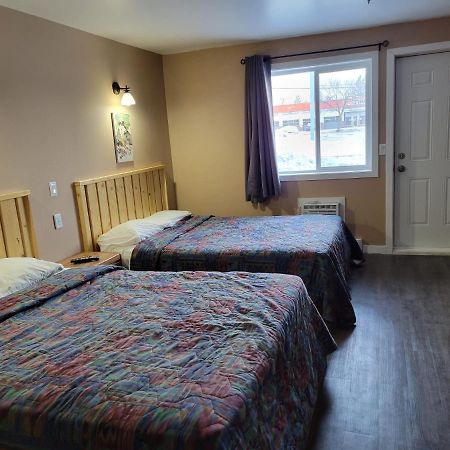 Lakewood Inn 100 Mile House Zewnętrze zdjęcie