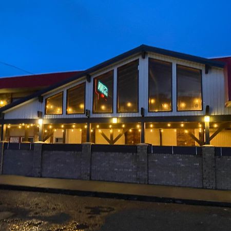 Lakewood Inn 100 Mile House Zewnętrze zdjęcie