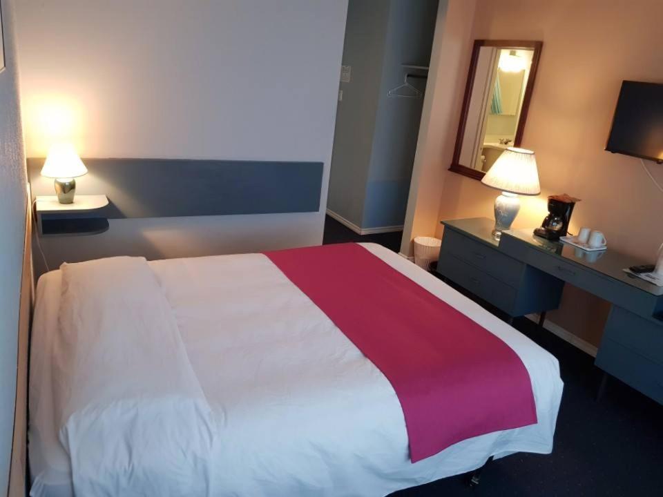 Lakewood Inn 100 Mile House Zewnętrze zdjęcie