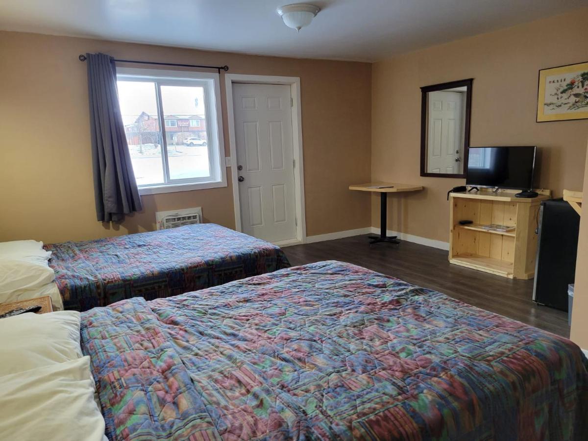 Lakewood Inn 100 Mile House Zewnętrze zdjęcie