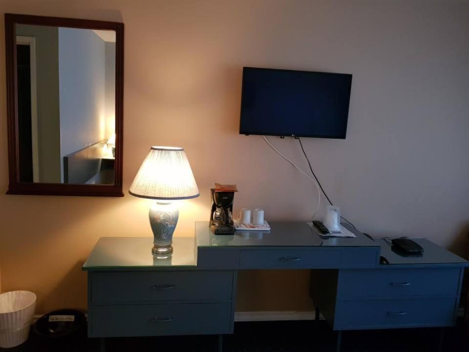 Lakewood Inn 100 Mile House Zewnętrze zdjęcie