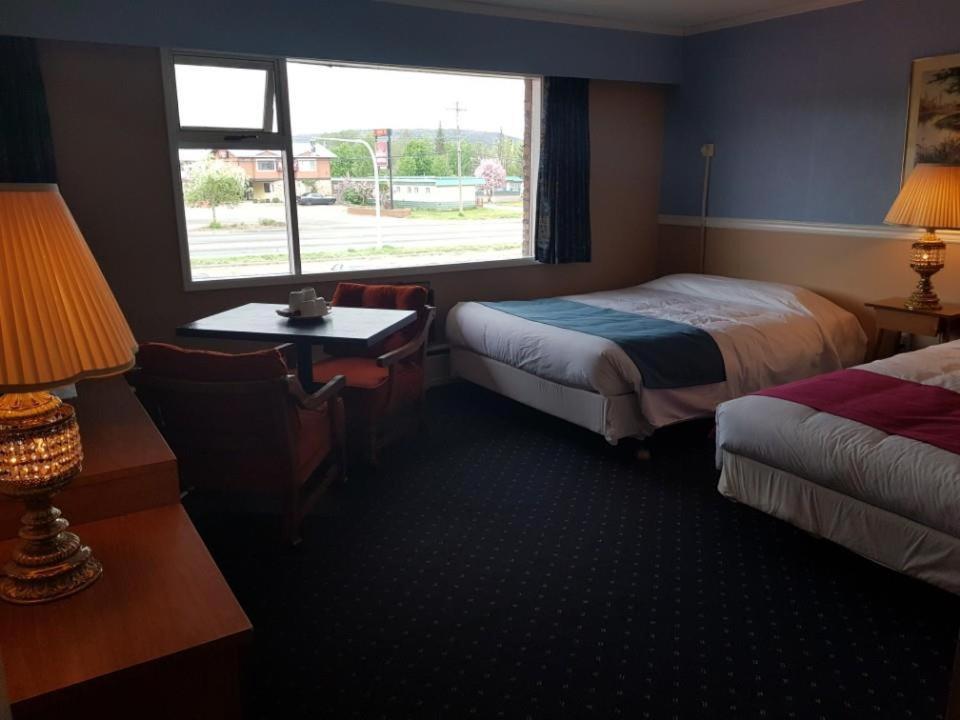 Lakewood Inn 100 Mile House Zewnętrze zdjęcie