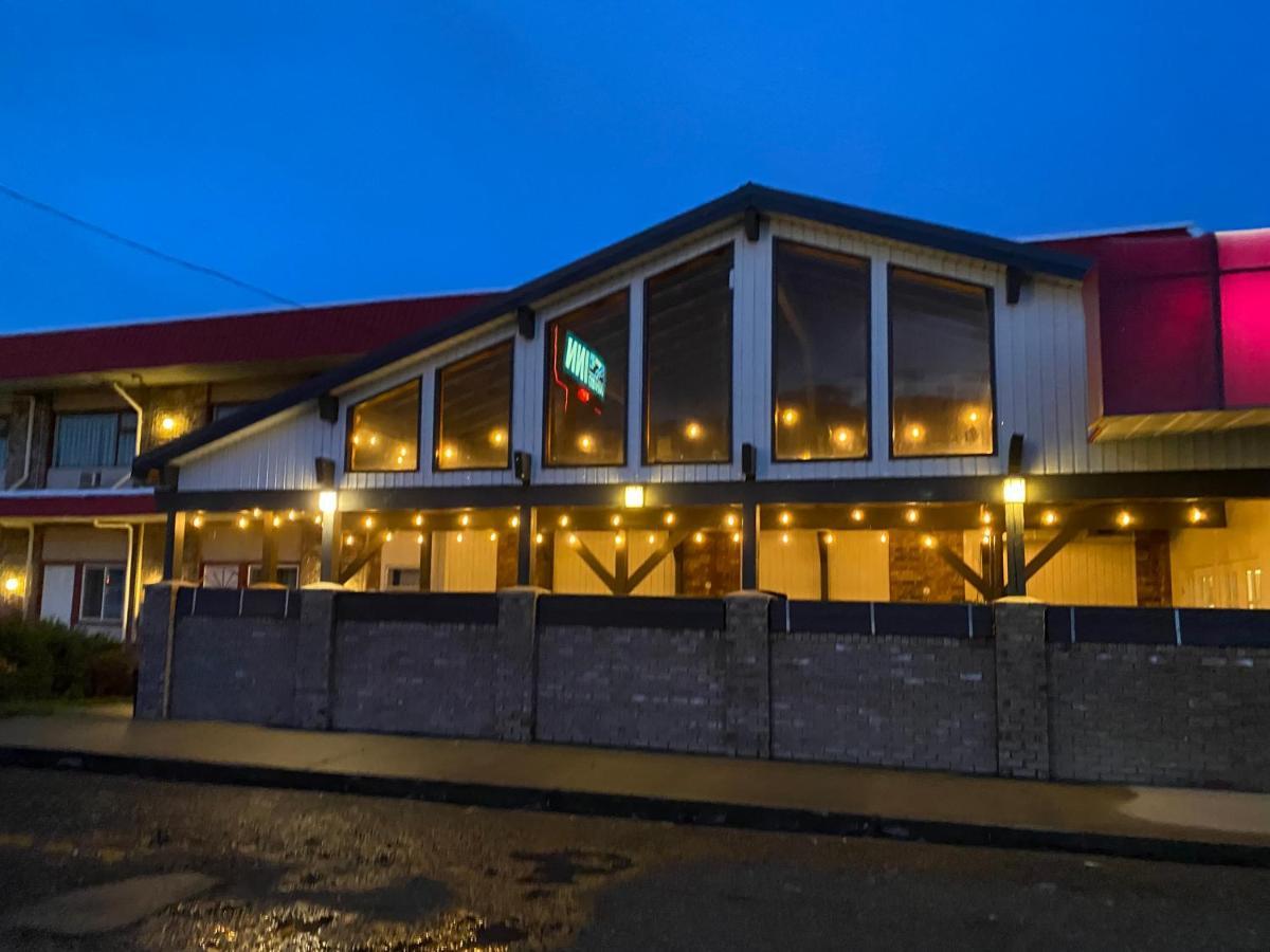 Lakewood Inn 100 Mile House Zewnętrze zdjęcie