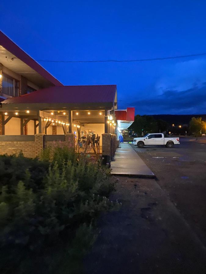 Lakewood Inn 100 Mile House Zewnętrze zdjęcie