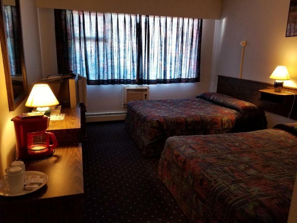 Lakewood Inn 100 Mile House Zewnętrze zdjęcie