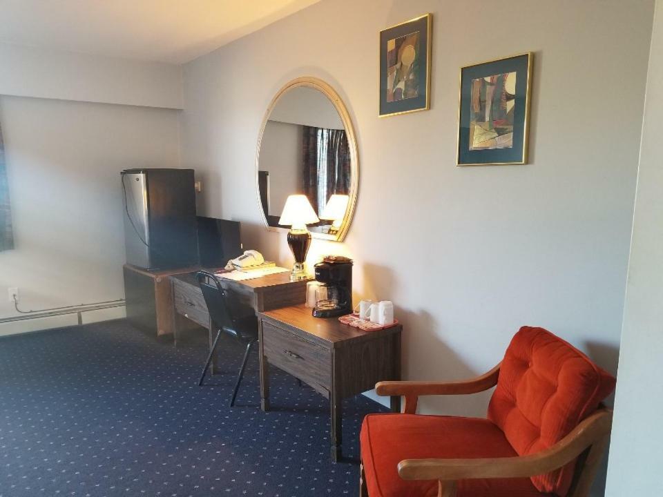 Lakewood Inn 100 Mile House Zewnętrze zdjęcie