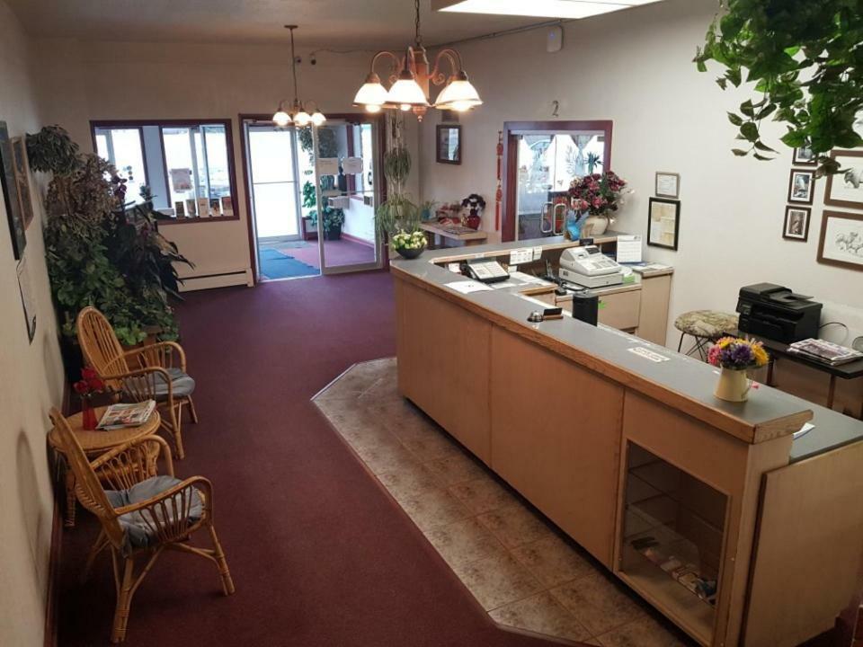 Lakewood Inn 100 Mile House Zewnętrze zdjęcie